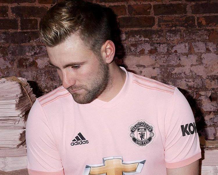 Ảnh bài viết Dàn sao Man Utd tạo dáng đầy nữ tính trong chiếc áo đấu màu hồng