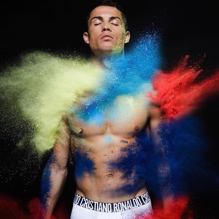 Ra mắt mẫu đồ lót mới, Ronaldo để lộ body siêu chuẩn 