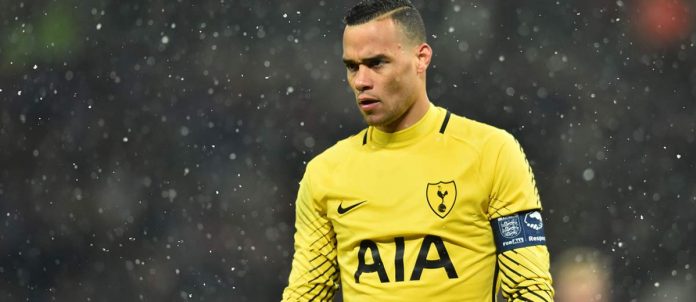 Bắt bóng như Karius, thủ thành của Tottenham hứng loạt gạch đá