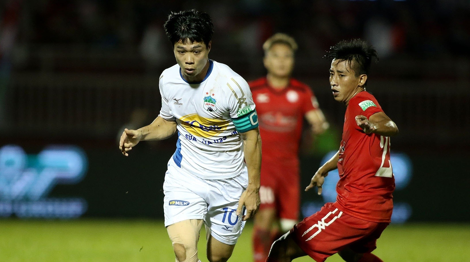 Đại thắng HAGL, Thành phố Hồ Chí Minh tạm thoát khỏi tốp cuối bảng