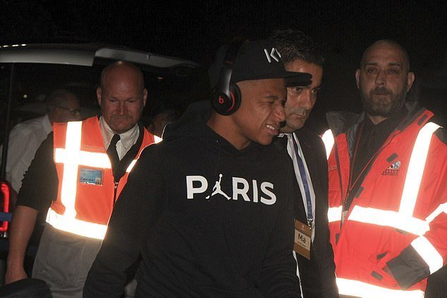 Ảnh bài viết Thua đau Liverpool, Mbappe nhăn nhó trở về Pháp trong đêm tối