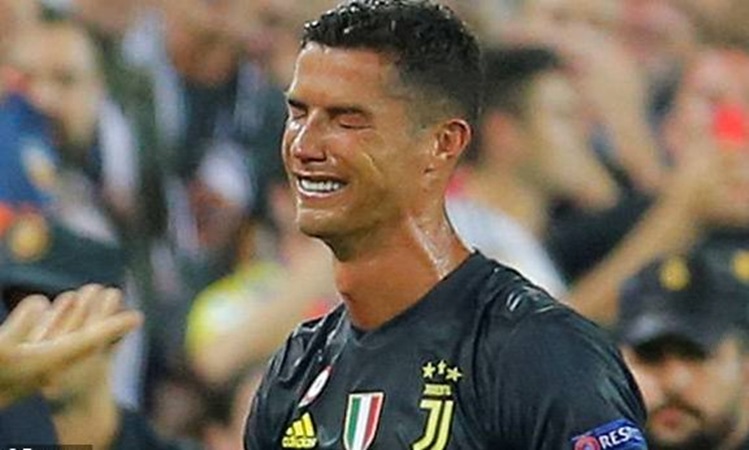 SỐC: Trọng tài không thấy Ronaldo phạm lỗi nhưng vẫn phạt thẻ đỏ
