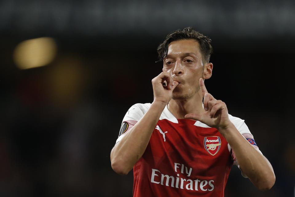 Cựu danh thủ Chelsea chỉ trích Ozil lười biếng, khiến Arsenal lụn bại