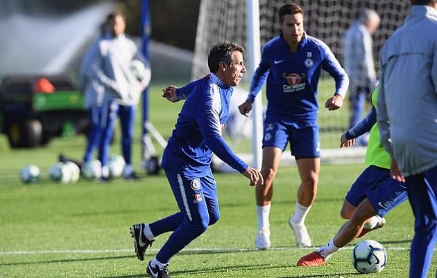 Ảnh bài viết Học trò tròn mắt khi xem Zola "thị phạm" trên sân tập