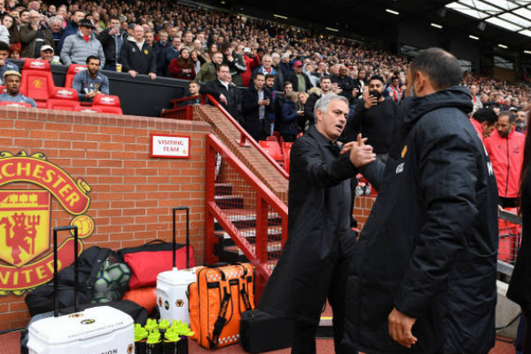 Ảnh bài viết Biểu cảm khó đỡ của Mourinho khi bắt tay người đồng hương