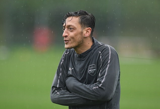 Ảnh bài viết Ozil rét run người khi cơn mưa chợt đổ xuống sân tập Arsenal