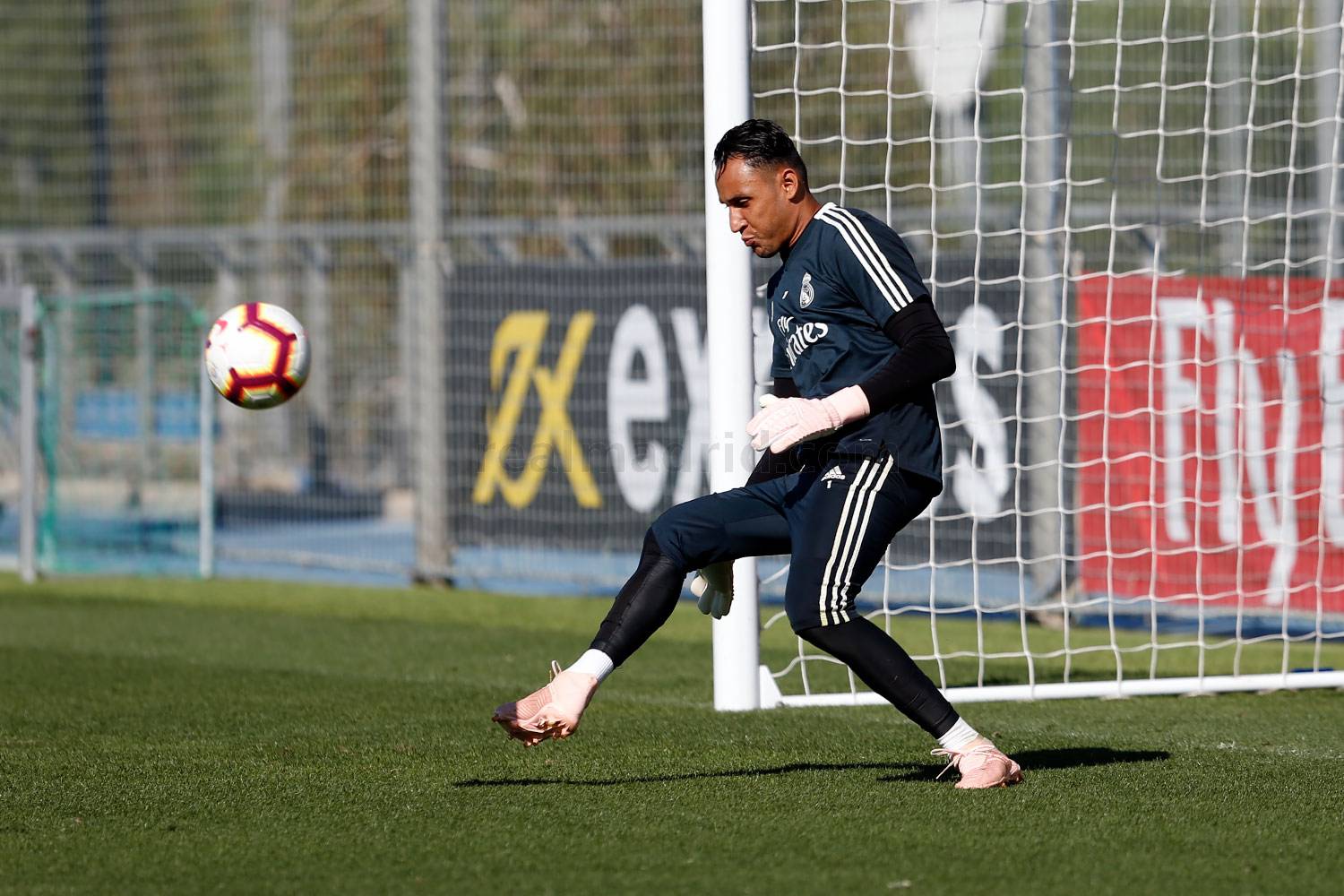 Ảnh bài viết Navas buồn rười rượi khi bị Courtois chiếm suất bắt chính