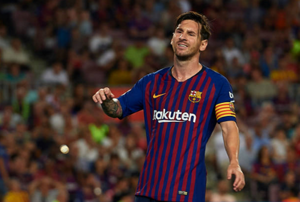 Tân binh nhận thẻ đỏ, Barcelona toát 'mồ hôi hột' tại Camp Nou