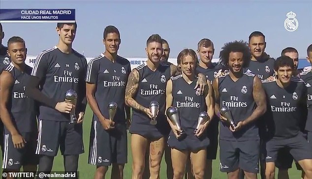 Ảnh bài viết Luka Modric khoe giải 'The Best' trên sân tập Real Madrid
