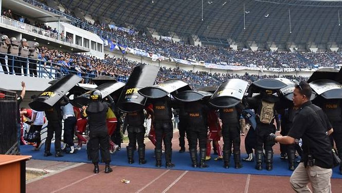 Một CĐV Indonesia bị fan của đội bóng kình địch đánh đến chết