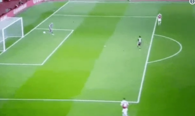 Fan Arsenal thất kinh với Bernd Leno ngay phút thứ nhất trận Brentford