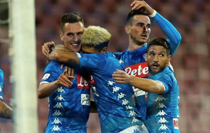 Milik nổ súng trở lại, Napoli đè bẹp người cũ trong nhóm "7 chị em"