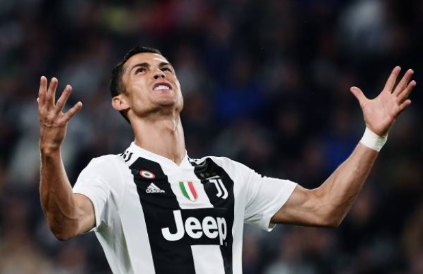 Ronaldo cáu gắt than trời vì thủ thành đối phương