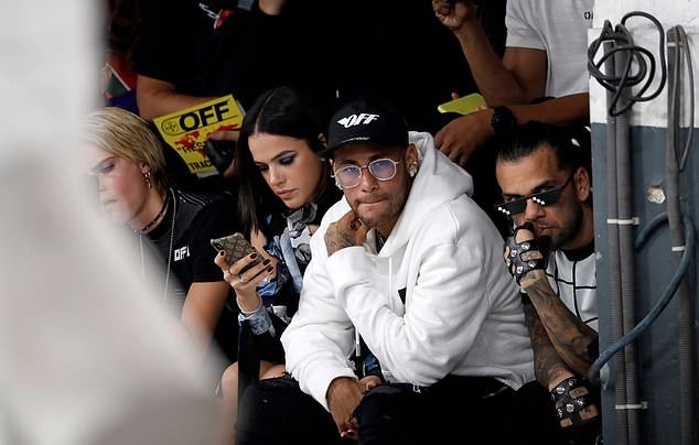 Ảnh bài viết Neymar không rời bạn gái cực xinh khi đi sự kiện