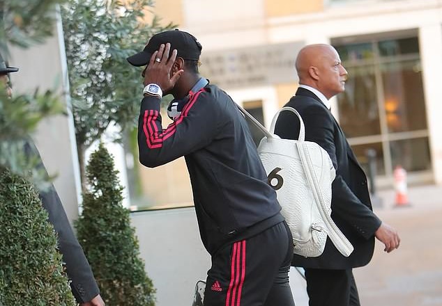 2 sao Man Utd thoải mái cười đùa trong lúc Pogba che mặt