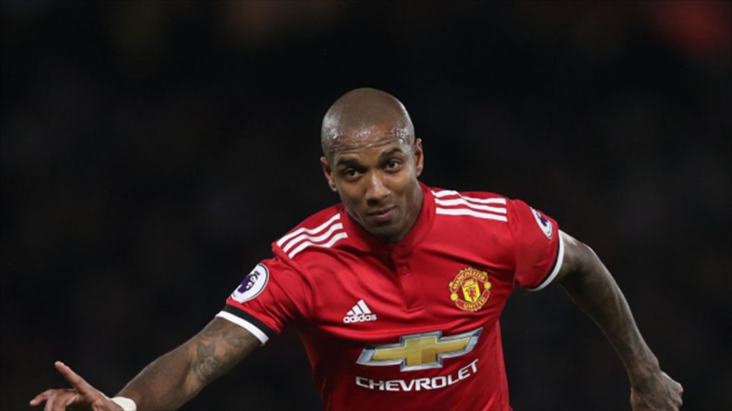 Ashley Young có quả phạt góc tệ nhất lịch sử bóng đá?