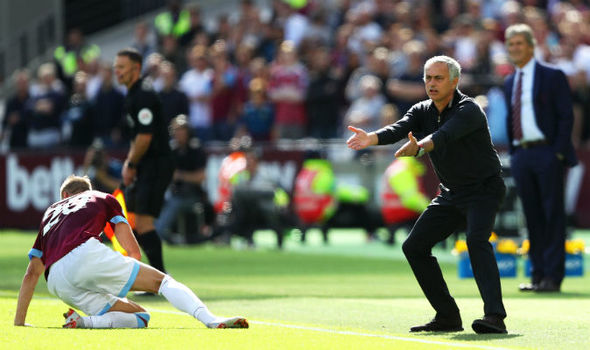 "Mourinho chờ M.U sa thải khi sử dụng cầu thủ này"
