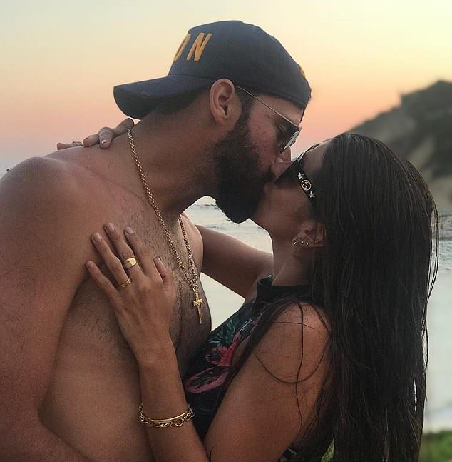 Ảnh bài viết Alisson nhận quà đặc biệt từ cô vợ nóng bỏng