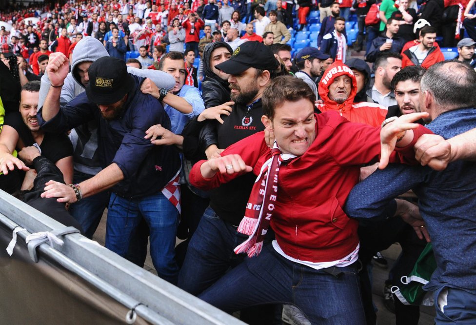 CĐV Liverpool bị hooligan đánh nhập viện ở Italy