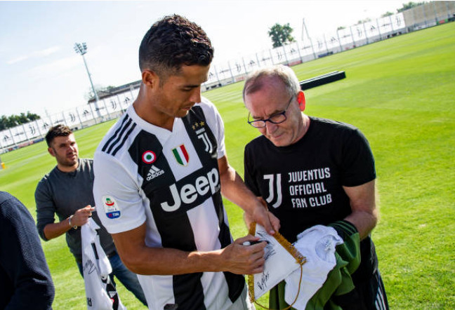 Ảnh bài viết Mặc scandal tình ái, Ronaldo cực tươi chụp ảnh cùng Juventus 