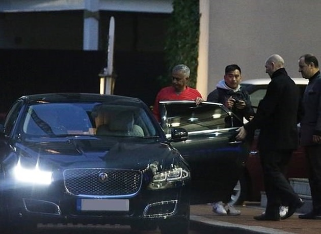 Ảnh bài viết Mourinho mặt tối sầm, căng thẳng trước khi đến phòng họp báo của Man Utd