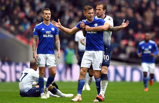Ảnh bài viết Nhìn đồng đội bị đốn hạ, Kane suýt ăn thua đủ với cầu thủ Cardiff