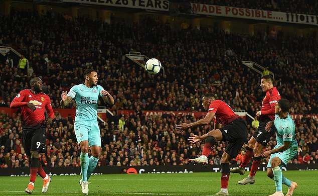 5 điều có thể bỏ lỡ trận Man Utd 3-2 Newcastle: Thông điệp cực gắt của Mourinho!