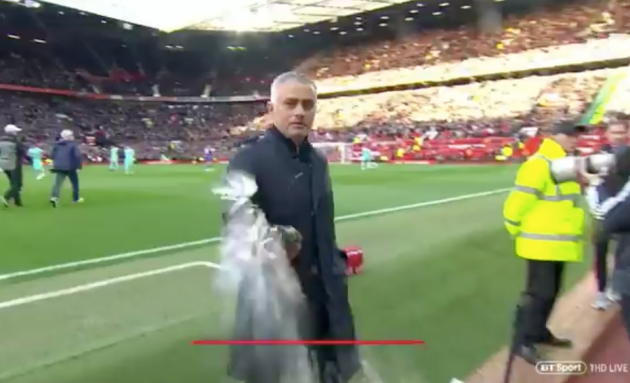 Mourinho có hành động không đẹp trước trận Newcastle