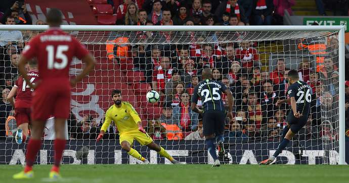 NHM Liverpool sốc với bí mật bên ngoài đường biên khi Mahrez sút 11m