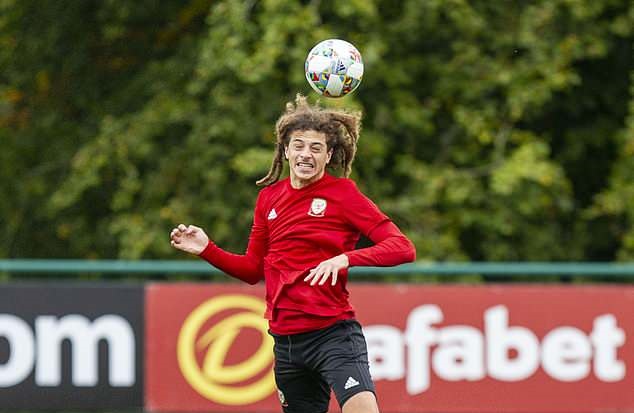 Ảnh bài viết 'Tiểu Gullit' của Chelsea nỗ lực ghi điểm với Giggs trên sân tập xứ Wales