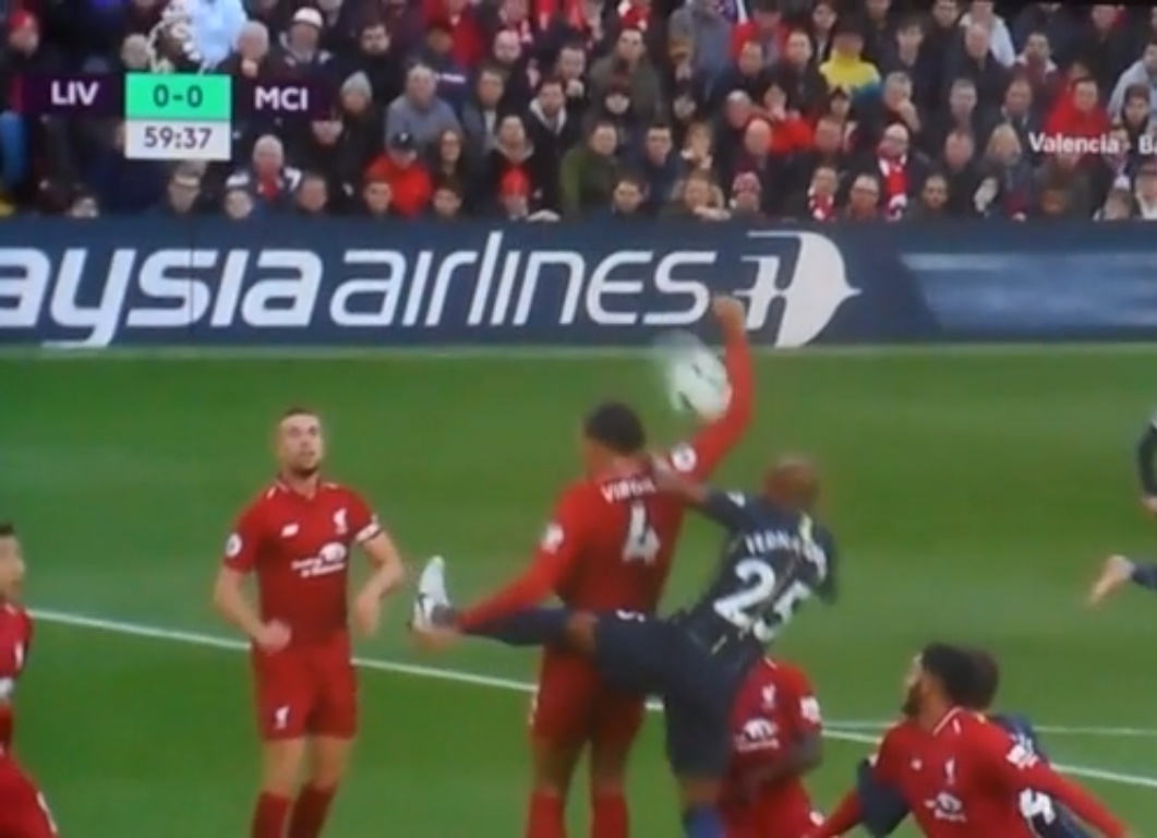 Ảnh bài viết Van Dijk chơi 'bóng chuyền' trong vòng cấm; Mahrez đá bay ngôi đầu của Man City