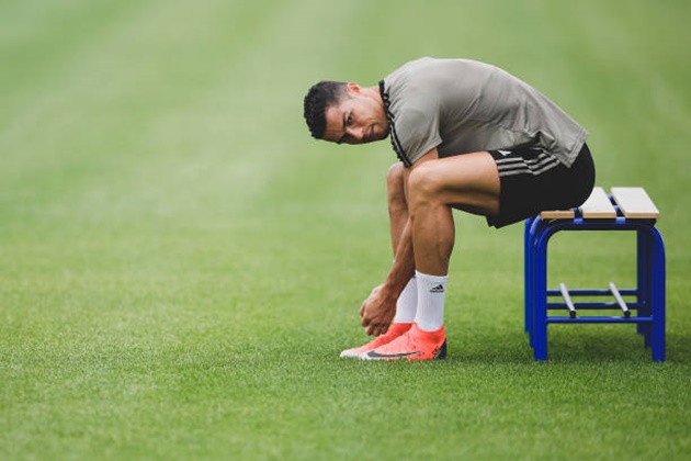 Không lên tuyển, Ronaldo chọn ai làm "cạ cứng" trên sân tập Juve?