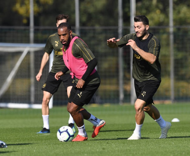 Ảnh bài viết Lacazette thở dốc khi tranh chấp với bệnh binh vừa trở lại sân tập