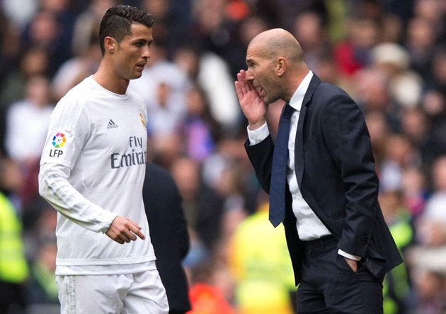 Zidane chưa bao giờ muốn ở lại "con tàu đắm"