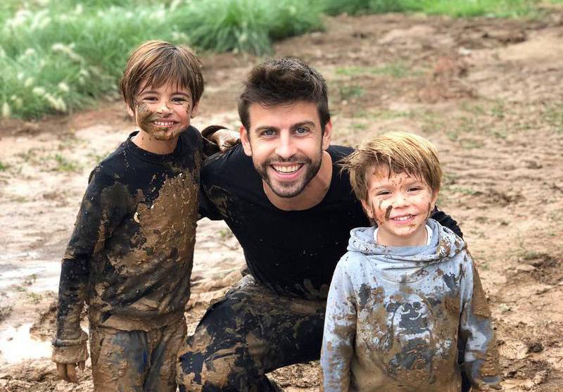 Ảnh bài viết Vợ vắng nhà, bố con Pique rủ nhau... chơi dơ