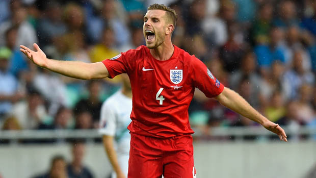 Anh hòa nhạt, đội trưởng Liverpool văng tục với HLV Croatia ngay trên sân