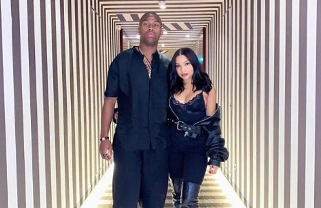 Ảnh bài viết Không tập trung cùng tuyển Anh, Sturridge cặp kè cùng gái lạ