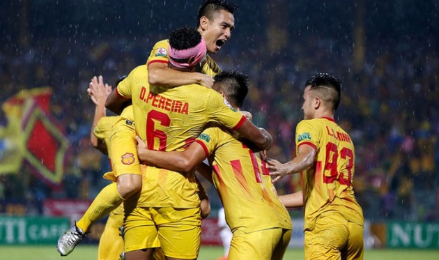 Nam Định trụ hạng V.League: Bóng đá chưa bao giờ 'chết'!