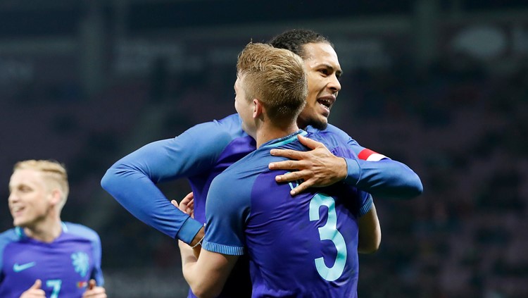 CĐV Liverpool phát cuồng vì đồng đội của Van Dijk