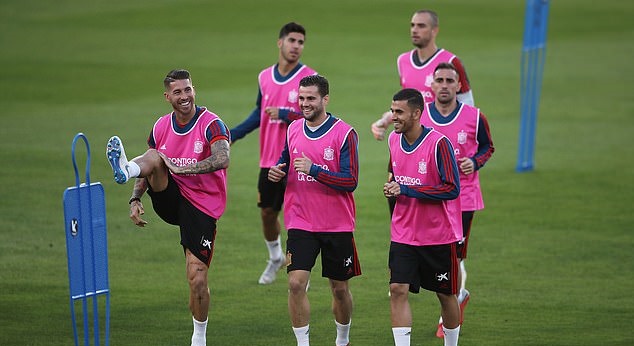 Ảnh bài viết Ramos và dàn cầu thủ Tây Ban Nha diện áo hồng nam tính trên sân tập