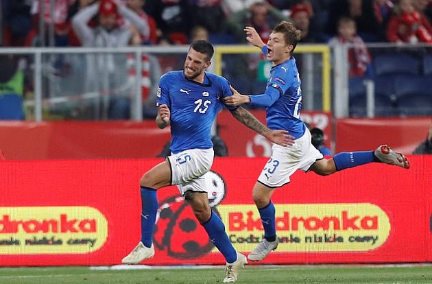 Sao lạ ghi bàn phút bù giờ, Italia tránh được nỗi lo rớt hạng