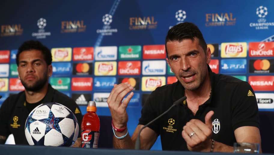 Ảnh bài viết Buffon: "Alves đột kích tôi trong phòng tắm và đòi chức vô địch World Cup"