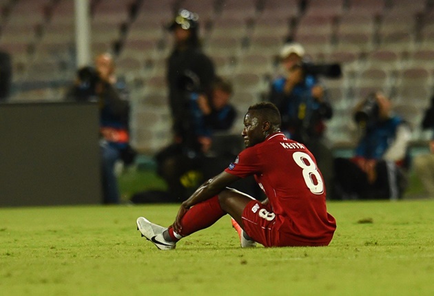 Tân binh được cõng ra sân, lực lượng Liverpool "tan nát"