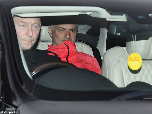 Ảnh bài viết Tương lai đã quyết, Mourinho trở lại M.U với nụ cười bí ẩn