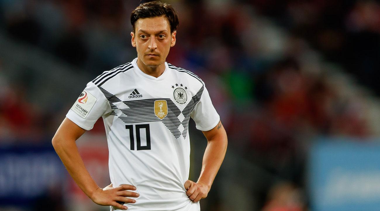 Tuyển Đức bất ngờ gửi thông điệp 'lạ' đến Ozil qua mạng xã hội