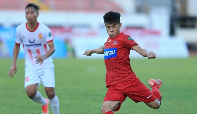 CLB Quảng Nam có tân binh đá cánh phải