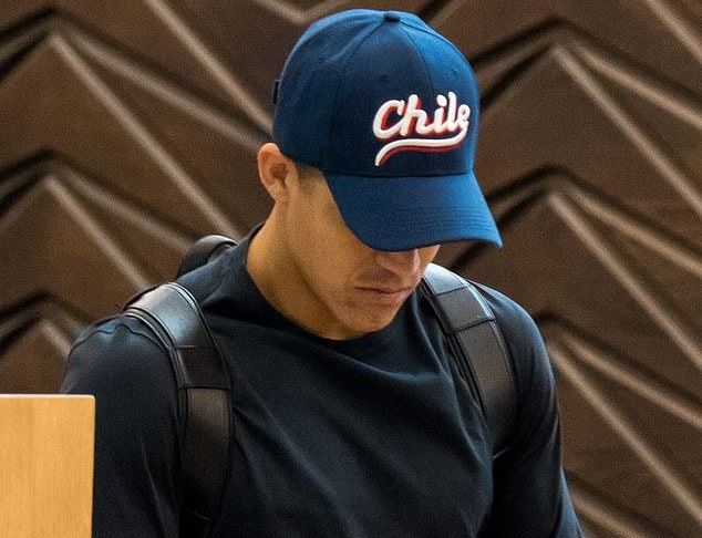 Ảnh bài viết Khuôn mặt thảm hại đến khó tin của Sanchez khi trở về Manchester