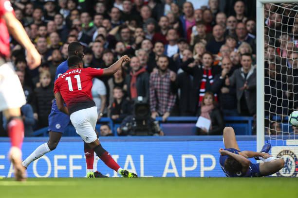 Ảnh bài viết Khoảnh khắc tung chân 'chốt hạ' Chelsea, Martial có hành động bất ngờ