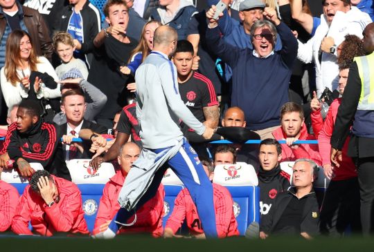 Bị khiêu khích, Mourinho công kích với trợ lý của HLV Sarri