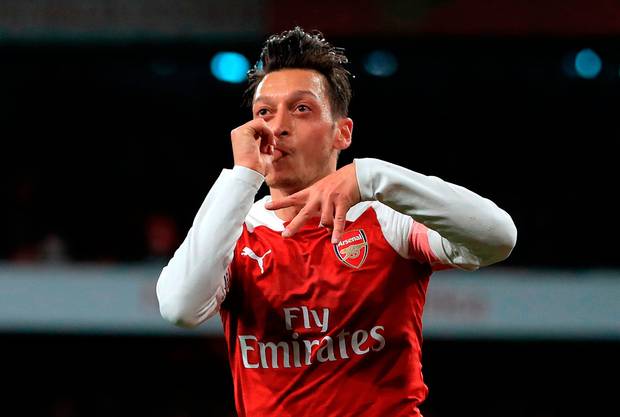 Bùng nổ mạnh mẽ, Ozil vượt Klinsmann, phá vỡ kỷ lục tồn tại 20 năm